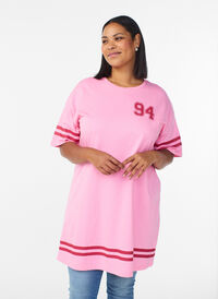 Short T-shirt dress with sporty details, Pink, Model