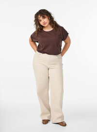 Coloured Myra jeans with wide fit and high waist, Vanilla, Model