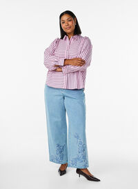 Myra jeans with wide fit and flower details, Light Blue, Model