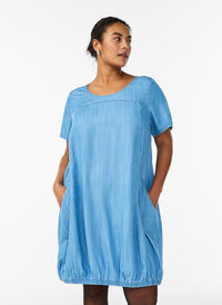 Short dress in lyocell denim with a balloon fit, Light Blue, Model